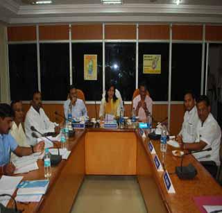 Review of the schemes taken by the officer-officer | अधिकारी-पदाधिका-यांनी घेतला योजनांचा आढावा Review of the schemes taken by the officer-officer | अधिकारी-पदाधिका-यांनी घेतला योजनांचा आढावा