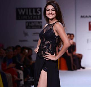 Due to wearing small clothes, the actress put on the head of actress Gauhar Khan | छोटे कपडे घातल्याने अभिनेत्री गौहर खानच्या श्रीमुखात लगावली Due to wearing small clothes, the actress put on the head of actress Gauhar Khan | छोटे कपडे घातल्याने अभिनेत्री गौहर खानच्या श्रीमुखात लगावली
