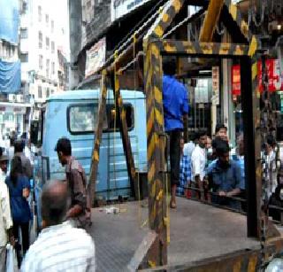 Plunder in the name of towing | टोविंगच्या नावाखाली लूट Plunder in the name of towing | टोविंगच्या नावाखाली लूट
