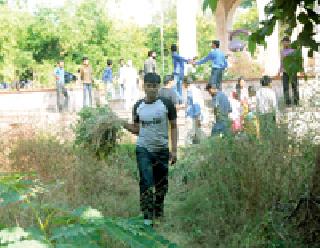 Junk to clean the memorial | स्मारकाच्या स्वच्छतेसाठी तरुणाई सरसावली Junk to clean the memorial | स्मारकाच्या स्वच्छतेसाठी तरुणाई सरसावली