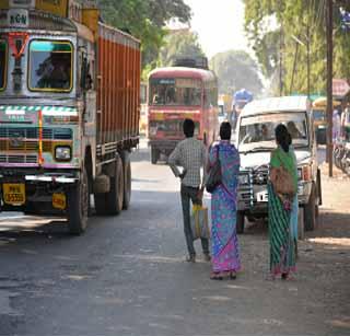 Highway on the highway, the entrance to death! | महामार्गावरील बसथांबे ठरताहेत मृत्यूचे प्रवेशद्वार!