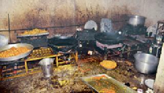 Cylinder blast in Siddheshwar Mangal office | सिद्धेश्वर मंगल कार्यालयात सिलिंडरचा स्फोट Cylinder blast in Siddheshwar Mangal office | सिद्धेश्वर मंगल कार्यालयात सिलिंडरचा स्फोट