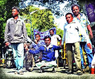 'Poke' for disabled people: | अपंगांचा ‘प्रहार’ :