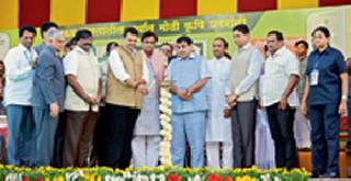 Let's get a loan on time, but help the farmers | प्रसंगी कर्ज काढू, पण शेतकऱ्यांना मदत करू Let's get a loan on time, but help the farmers | प्रसंगी कर्ज काढू, पण शेतकऱ्यांना मदत करू