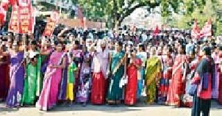Workers' discontent got off the road | कामगारांचा असंतोष रस्त्यावर उतरला Workers' discontent got off the road | कामगारांचा असंतोष रस्त्यावर उतरला
