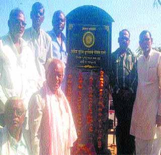 Greetings to Shaheed Suresh Rane by villagers | ग्रामस्थांनी केले शहीद सुरेश राणे यांना अभिवादन Greetings to Shaheed Suresh Rane by villagers | ग्रामस्थांनी केले शहीद सुरेश राणे यांना अभिवादन