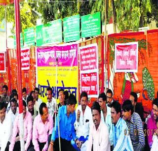 Involve the workers of the deceased workers in the service | मृत कामगारांच्या वारसांना सेवेत सामावून घ्या Involve the workers of the deceased workers in the service | मृत कामगारांच्या वारसांना सेवेत सामावून घ्या