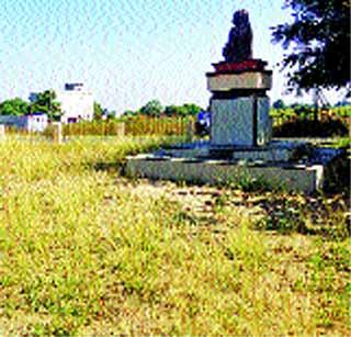 Jijau Ma Saheb's statue's dilemma | जिजाऊ मा साहेबांच्या पुतळ्याची दुरवस्था Jijau Ma Saheb's statue's dilemma | जिजाऊ मा साहेबांच्या पुतळ्याची दुरवस्था