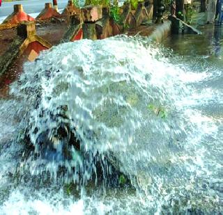 The water pipelines burst | पालिकेची जलवाहिनी फुटली The water pipelines burst | पालिकेची जलवाहिनी फुटली