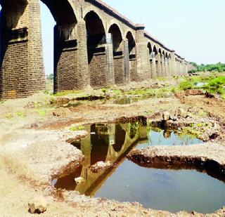 The sand leakage of the bridge on 'Bhima' threatens the danger | वाळू उपशाने ‘भीमे’वरील पुलाला धोका