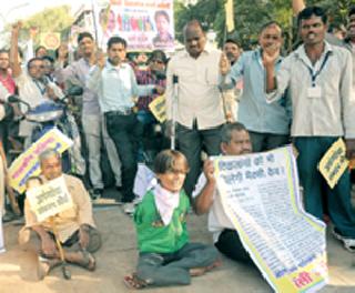 Demanded Withdrawal | अपंगानी रेटून धरल्या मागण्या Demanded Withdrawal | अपंगानी रेटून धरल्या मागण्या