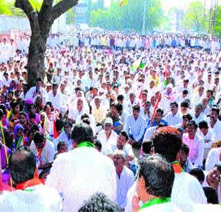 Nationalist street for farmers | शेतक-यांसाठी राष्ट्रवादी रस्त्यावर Nationalist street for farmers | शेतक-यांसाठी राष्ट्रवादी रस्त्यावर