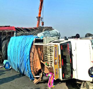 Vahvand gets traffic congestion due to a triple accident | वरवंडला तिहेरी अपघातामुळे वाहतुकीची कोंडी