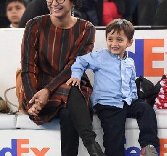 Bollywood's love for Federer | फेडररच्या प्रेमात बॉलिवूड