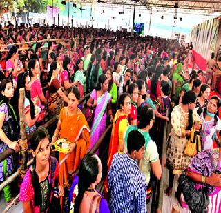 A crowd of devotees in the temple of Siddivinayak .. | सिद्धिविनायक मंदिरात भाविकांची गर्दी..
