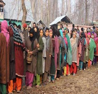 Jharkhand, J & K enthusiasm for fearless voting | झारखंड, जम्मू-काश्मीरात निर्भय मतदानाचा उत्साह Jharkhand, J & K enthusiasm for fearless voting | झारखंड, जम्मू-काश्मीरात निर्भय मतदानाचा उत्साह