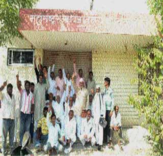 Locked to the power distribution office | वीज वितरण कार्यालयाला ठोकले कुलूप Locked to the power distribution office | वीज वितरण कार्यालयाला ठोकले कुलूप