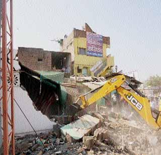 Bulldozer on the next day | दुस-या दिवशीही बुलडोजर Bulldozer on the next day | दुस-या दिवशीही बुलडोजर