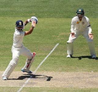 Kohli's bouncer, India's bouncer, 36 9 after 5 | कोहलीवर आदळला जॉन्सनचा बाऊन्सर, भारत ५ बाद ३६९ Kohli's bouncer, India's bouncer, 36 9 after 5 | कोहलीवर आदळला जॉन्सनचा बाऊन्सर, भारत ५ बाद ३६९
