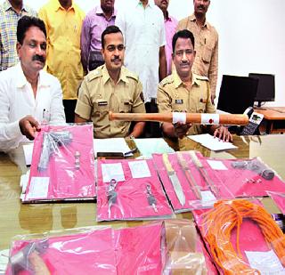 Armed robbers are arrested | सशस्त्र दरोडेखोरांना अटक Armed robbers are arrested | सशस्त्र दरोडेखोरांना अटक