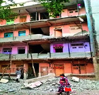 Employee colonization slab collapsed in Sion hospital | सायन रुग्णालयात कर्मचारी वसाहतीतील स्लॅब कोसळला Employee colonization slab collapsed in Sion hospital | सायन रुग्णालयात कर्मचारी वसाहतीतील स्लॅब कोसळला