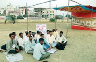 There is no money for dams; Stand out! | धरणे मंडपासाठी पैसे नाही; बाहेरच मांडला ठिय्या! There is no money for dams; Stand out! | धरणे मंडपासाठी पैसे नाही; बाहेरच मांडला ठिय्या!