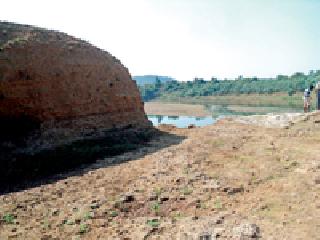 Invalid digging of the river rock | नदीतील खडकाचे अवैध खोदकाम