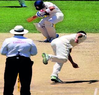 Bounty and stadium hanging on Virat's head | विराटच्या डोक्यावर बाउन्सर अन् स्टेडियम स्तब्ध.. Bounty and stadium hanging on Virat's head | विराटच्या डोक्यावर बाउन्सर अन् स्टेडियम स्तब्ध..