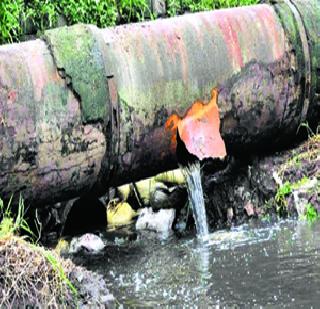 Road squares responsible for breaking the water channel? | जलवाहिनी फुटण्यास रस्ते विभाग जबाबदार?