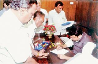 Give Rs. 25 thousand to farmers for the help | शेतकऱ्यांना एकरी २५ हजार रुपये मदत द्या