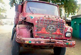 Truck seized in illegal transport case of minor minerals | गौण खनिजाची अवैध वाहतूक प्रकरणी ट्रक जप्त Truck seized in illegal transport case of minor minerals | गौण खनिजाची अवैध वाहतूक प्रकरणी ट्रक जप्त