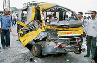 10 passengers injured in container crash | कंटेनरच्या धडकेत १० प्रवासी जखमी 10 passengers injured in container crash | कंटेनरच्या धडकेत १० प्रवासी जखमी