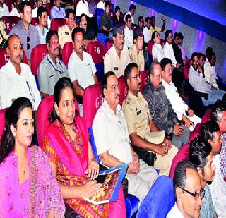 Instead of hailstorm victims, the revenue minister at the Rameleigh Cinemas | गारपीटग्रस्ताच्या पाहणीऐवजी महसूलमंत्री रमले चित्रपटगृहात