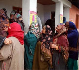 61 percent in Jharkhand and 49 percent in Kashmir | झारखंडमध्ये ६१ तर काश्मीरमध्ये ४९ टक्के मतदान 61 percent in Jharkhand and 49 percent in Kashmir | झारखंडमध्ये ६१ तर काश्मीरमध्ये ४९ टक्के मतदान