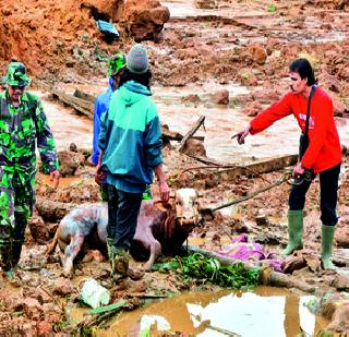 'Malin' in Indonesia; Hundreds of landslides missing | इंडोनेशियातही ‘माळीण’; भूस्खलनात शेकडो बेपत्ता