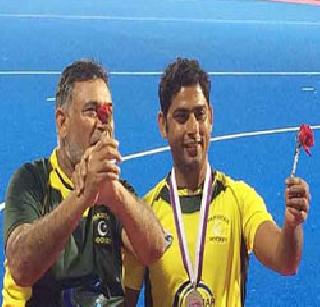 Pak hockey team's coach and captain of the skull | पाकिस्तानी हॉकी संघाच्या प्रशिक्षक आणि कर्णधाराची गुलाबाचे फुल देत माफी
