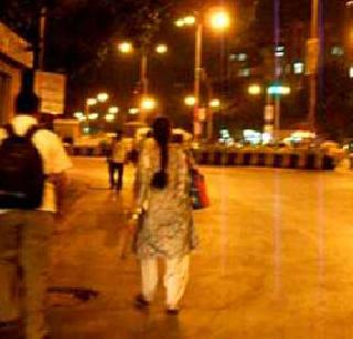 Women's journey in the middle of the night is dangerous | मध्यरात्री महिलांचा प्रवास धोकादायक Women's journey in the middle of the night is dangerous | मध्यरात्री महिलांचा प्रवास धोकादायक