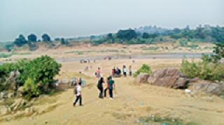 Youth of the Wakit River | वाकीत नदीकिनारी तरुणांचा उच्छाद