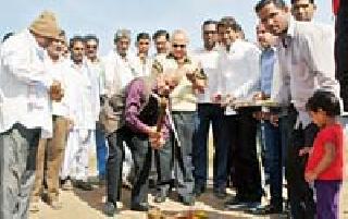 Gahuli Hatway road from Vijay Darda's development fund | विजय दर्डा यांच्या विकास निधीतून गहुली हेटीत रस्ता Gahuli Hatway road from Vijay Darda's development fund | विजय दर्डा यांच्या विकास निधीतून गहुली हेटीत रस्ता