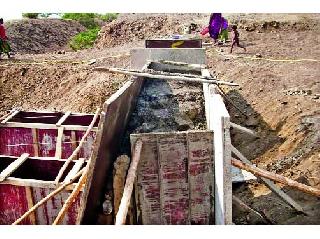 Suffering work on the left bank moorings | सुळे डाव्या कालव्यावरील मोऱ्यांचे काम निकृष्ट