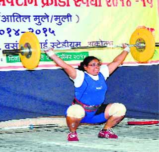 Equivalent to the Kolhapur and Pune teams in the state-level school weightlifting competition | राज्यस्तरीय शालेय वेटलिफ्टिंग स्पर्धेत कोल्हापूर व पुणे संघाची बरोबरी