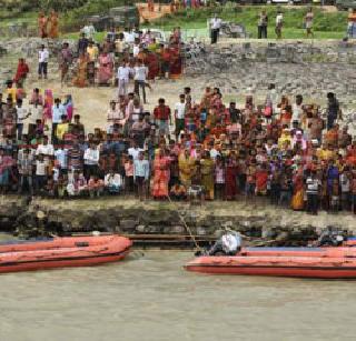 The two boats get the water resources | मढच्या दोन बोटींना मिळाली जलसमाधी The two boats get the water resources | मढच्या दोन बोटींना मिळाली जलसमाधी