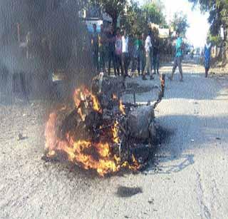 Two motorcycle busted by a raid | छेडखानीच्या वादातून जाळल्या दोन मोटारसायकली Two motorcycle busted by a raid | छेडखानीच्या वादातून जाळल्या दोन मोटारसायकली