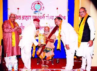 Shankaracharya: The way to achieve faith in religion culture | धर्मसंस्कृतीवर श्रद्धा हाच यशाचा मार्ग : शंकराचार्य Shankaracharya: The way to achieve faith in religion culture | धर्मसंस्कृतीवर श्रद्धा हाच यशाचा मार्ग : शंकराचार्य