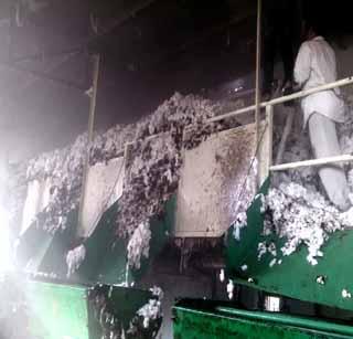 Fire to the ginning factory in Murshidabad | मुर्तिजापुरात जिनिंग फॅक्टरीला आग Fire to the ginning factory in Murshidabad | मुर्तिजापुरात जिनिंग फॅक्टरीला आग