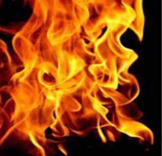 Burns of wife and children from family disputes | कौटुंबिक वादातून पत्नी व चिमुकलीस जाळले Burns of wife and children from family disputes | कौटुंबिक वादातून पत्नी व चिमुकलीस जाळले