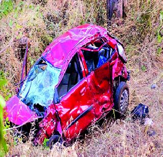 The car collapsed and killed two | कार दरीत कोसळून दोघी ठार The car collapsed and killed two | कार दरीत कोसळून दोघी ठार