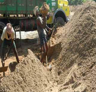 Illegal sand excavation in the area of ​​Dayanandas | दिवठाणा परिसरात अवैध रेती उत्खनन