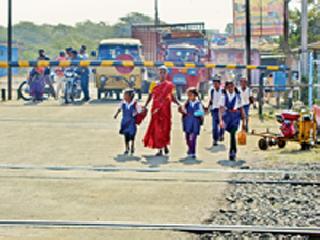 When to construct a 'flyover'? | रेल्वे ‘फ्लायओव्हर’ बांधणार कधी?