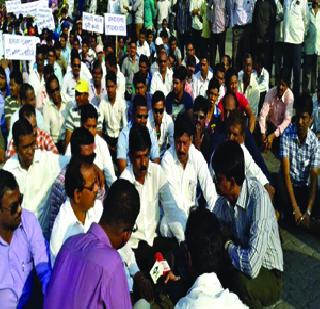Nhava villagers stop the path against JNPT | न्हावा ग्रामस्थांचा जेएनपीटी विरोधात रास्ता रोको Nhava villagers stop the path against JNPT | न्हावा ग्रामस्थांचा जेएनपीटी विरोधात रास्ता रोको